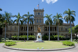 Aliiolani Hale mit Kamehamea I. Statue