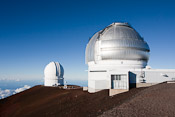 Canada-France-Hawaiian Telescope (links) und Gemini Observatory (rechts)