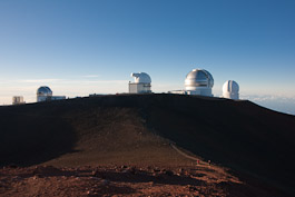 Blick vom Gipfel auf die Observatorien