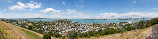 Blick vom Mt. Victoria auf Downtown Auckland (rechts) und Rangitoto Island (links)